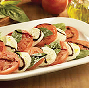 Caprese de tomates et de fromage mozzarella