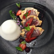 Jatoba PANNA COTTA à LA NOIX DE COCO ET SIROP D’éRABLE, DUMPLING à LA FRAISE DU QUéBEC