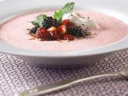 Fairmont Reine Élizabeth SOUPE RAFRAîCHISSANTE AUX FRAISES AVEC PETITS FRUITS AU PORTO