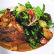 Taverne sur le Square BLANC DE POULET RôTI ET LéGUMES MARINéS